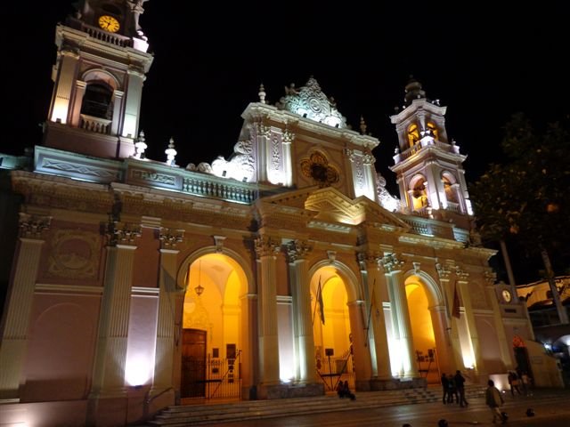 Fachada iluminada de la Catedral de Salta, imagen de archivo